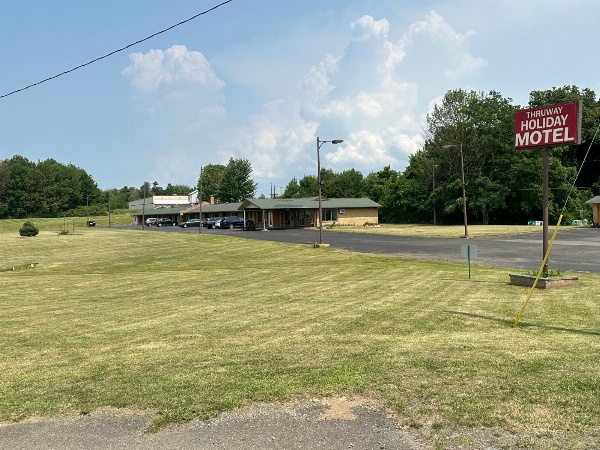 Thruway Holiday Motel image 3