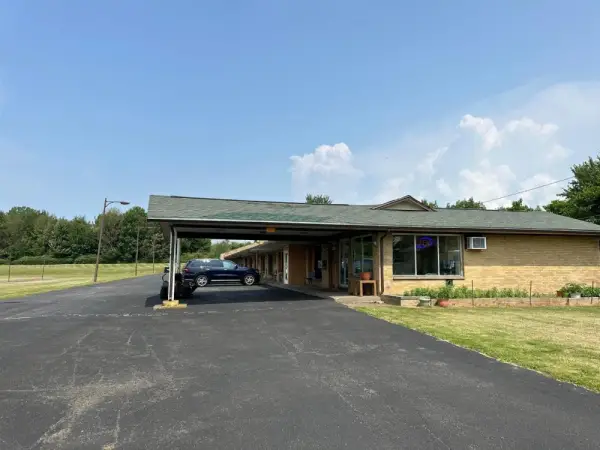Thruway Holiday Motel 4