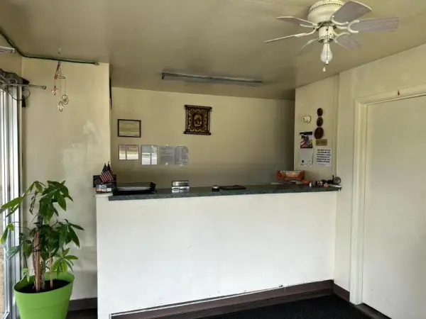 Thruway Holiday Motel 5