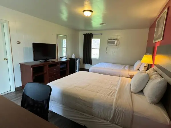 Thruway Holiday Motel 8